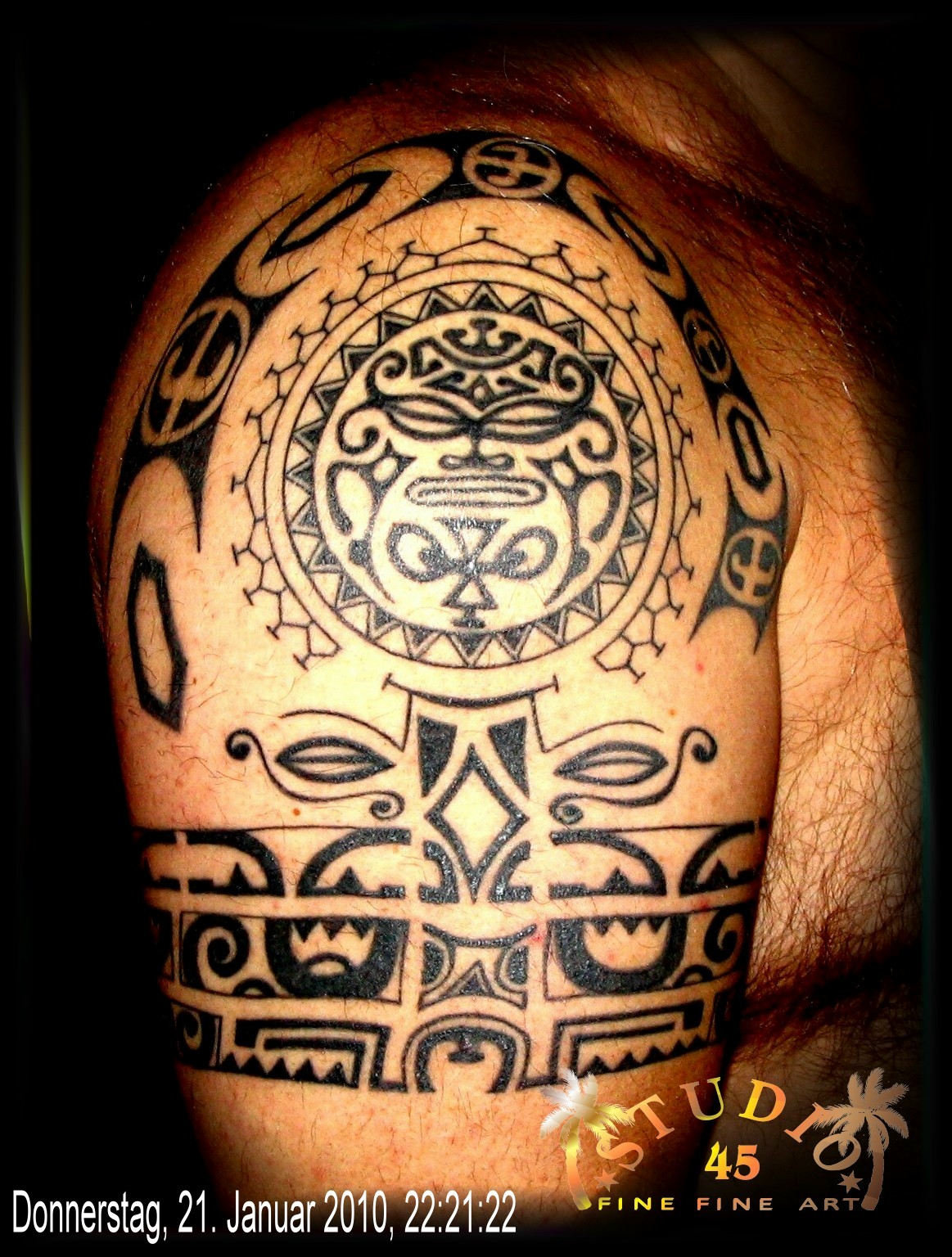 Maori mit Kranz Oberarm Tattoo Recklinghausen STUDIO 45